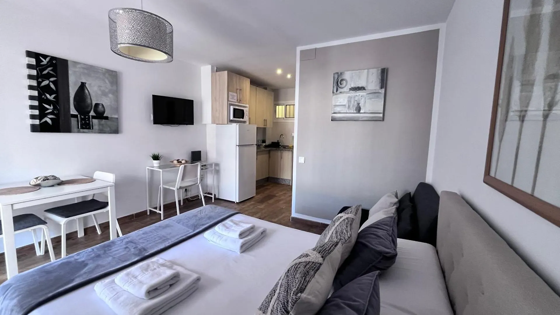 Style & Comfort In Benalmadena - Pool Available Seasonally Apartment