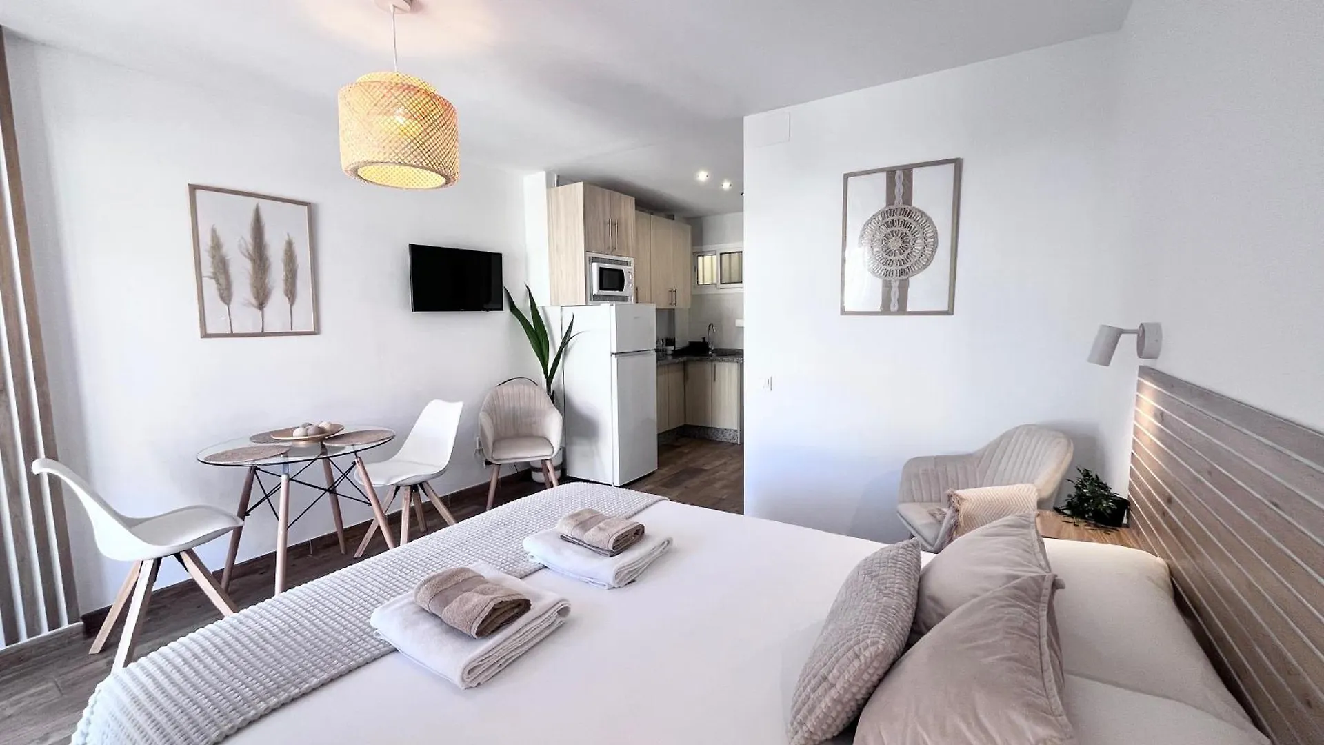 Style & Comfort In Benalmadena - Pool Available Seasonally Apartment