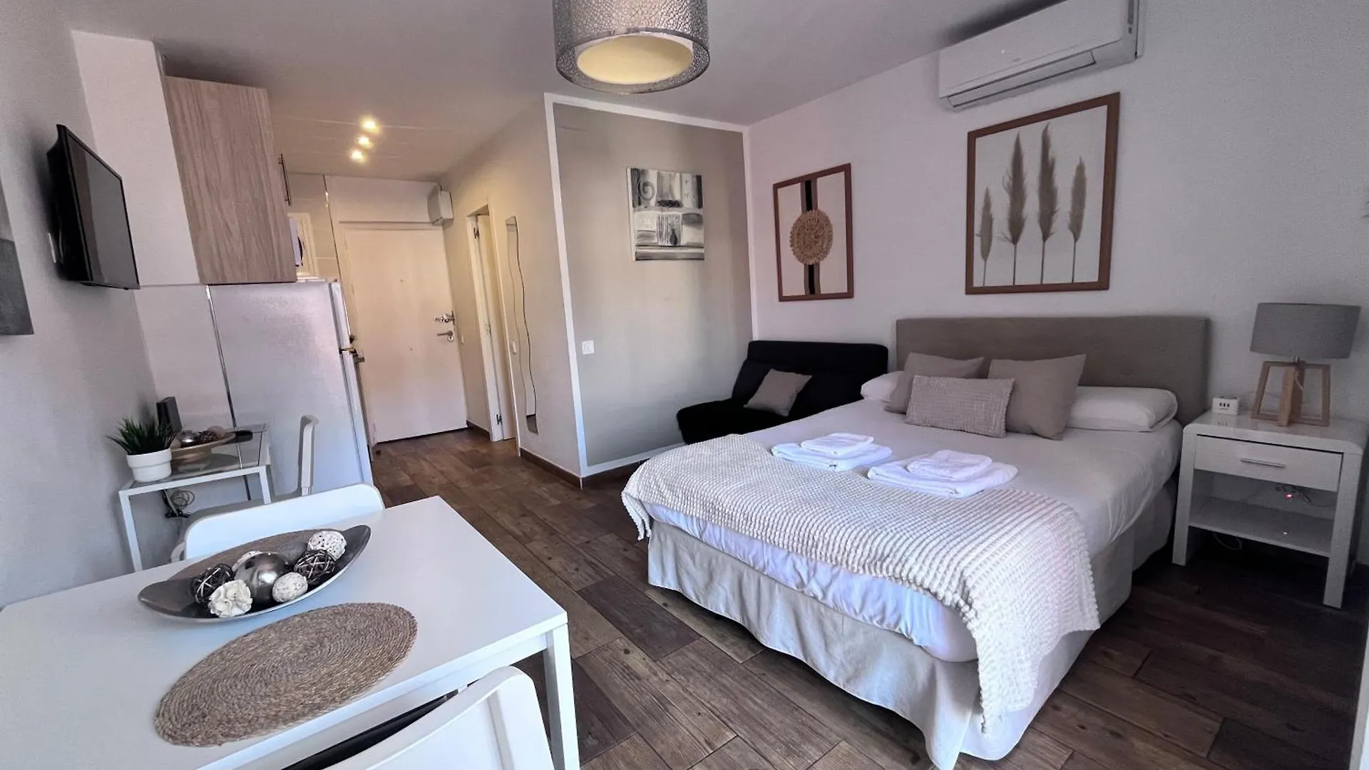 Style & Comfort In Benalmadena - Pool Available Seasonally Apartment
